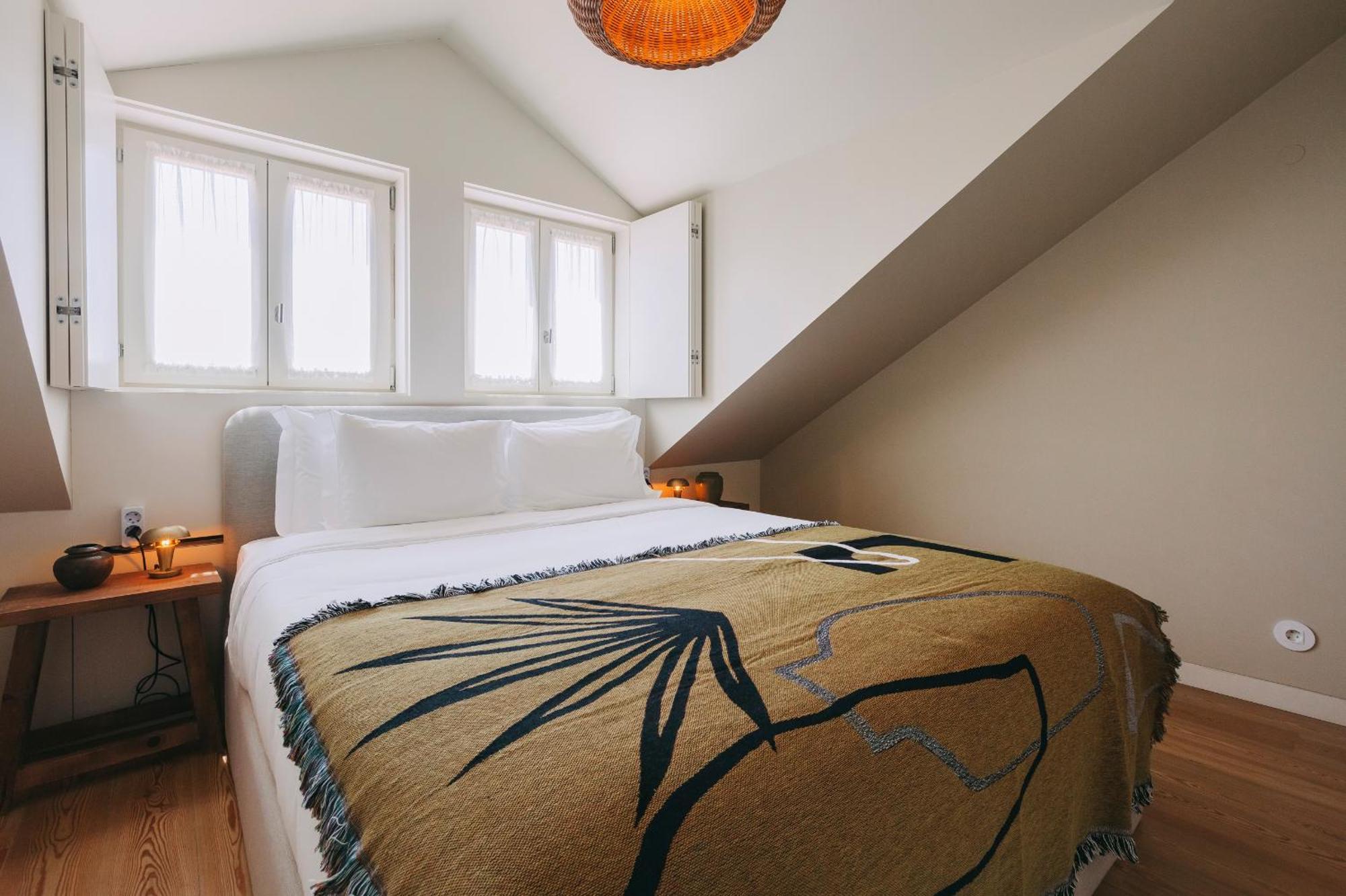 Village Aparthotel By Boa Porto Room photo A bed with a throw