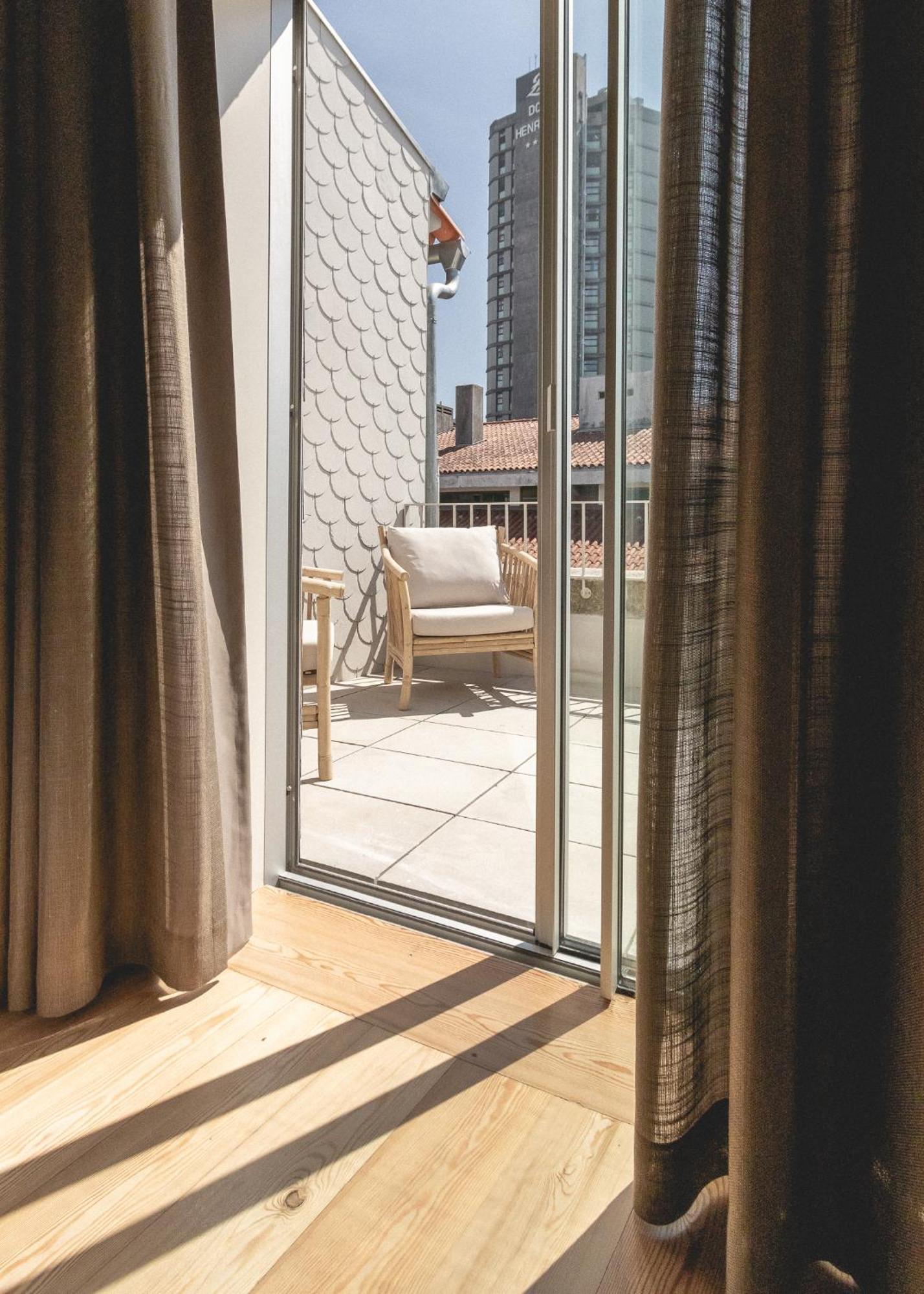 Village Aparthotel By Boa Porto Room photo A sliding door